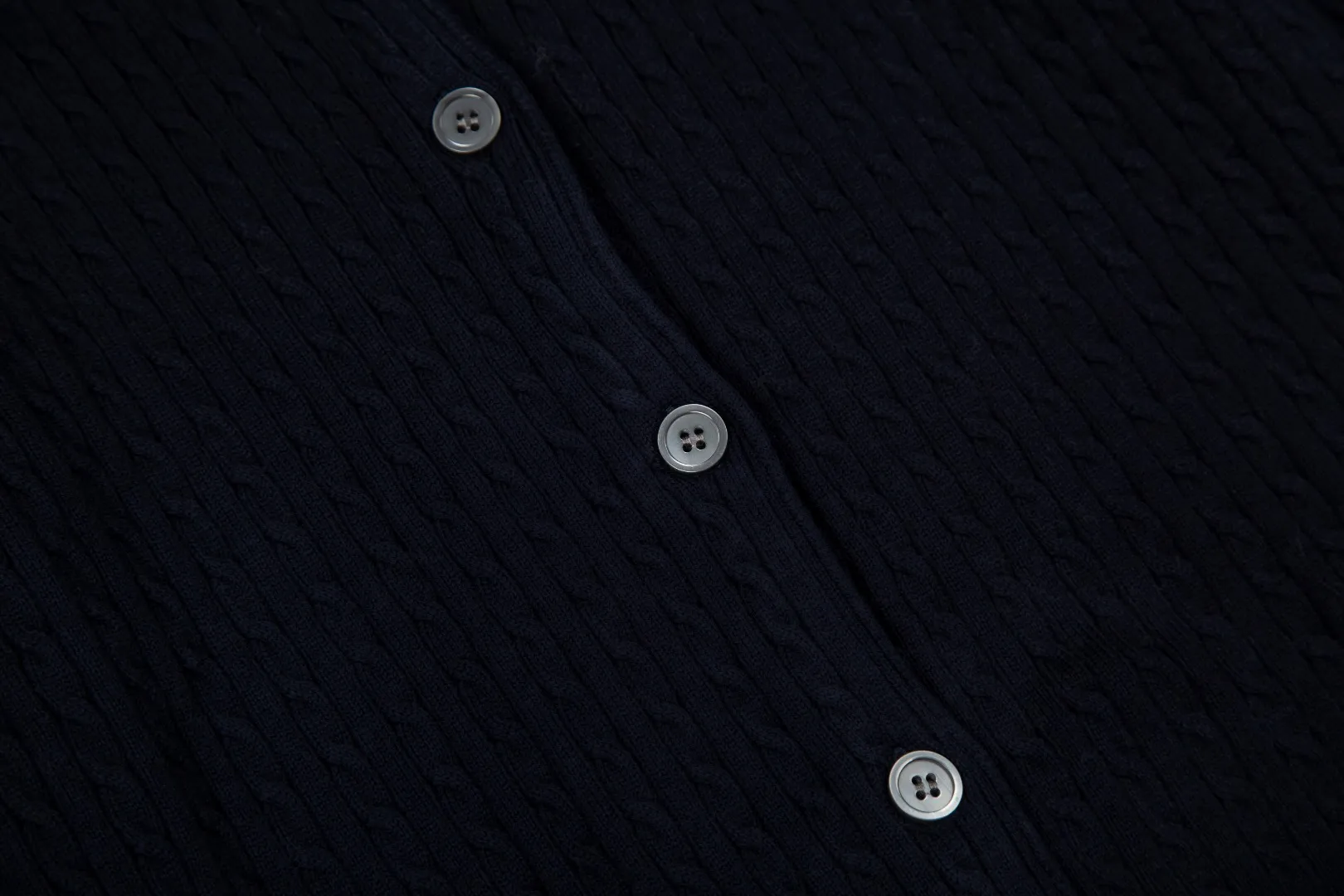 P196 White background picture [Evergreen for all seasons] Style number: 25123# Color: black/navy blue/almond/white Size: S-XL - Ralph Lauren/Ralph Lauren 2025FW Zhao Lusi's same solid color logo knitted versatile fine twist knitted buttoned long-sleeved cardigan - RL's classic fine twist cardigan 21S quality cotton yarn A cardigan that can be worn in all seasons Can be matched inside or outside Simple and clean basic color matching The upper body is clean and flawless. The comfort brought by imported cotton yarn is soft. An item that cannot be rejected.